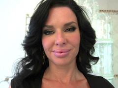Mom Veronica Avluv combs brunette hair to look great before fuck