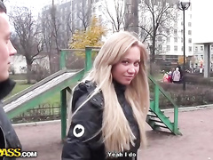 Blonde goes for the outdoor blowjob