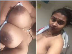Today Exclusive- Desi Bhabhi Showing her Boobs part1