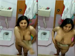 Today Exclusive- Hot look Desi Girl Bathing Capture By Hidden Cam