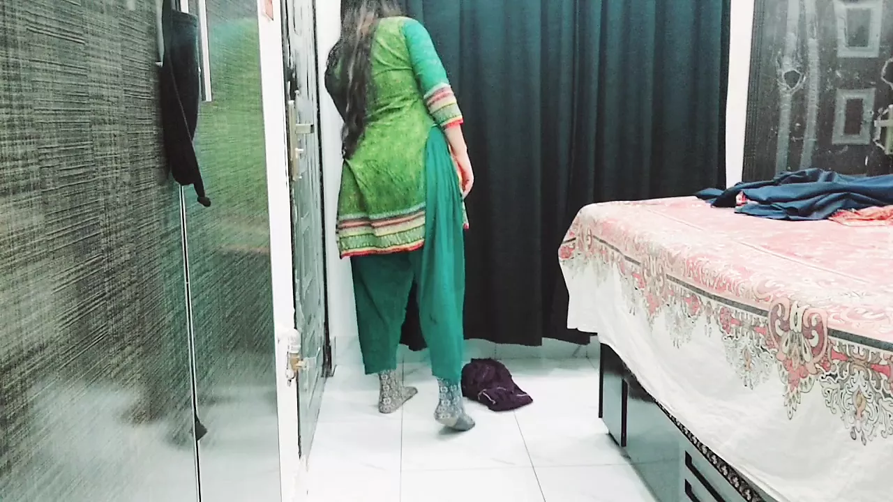 Sexy Pakistani maid looks ready for XXX entertainment so she | DixyPorn.com