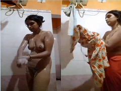 Hidden Cam captured Indian milf pouring warm water on her naked body in the bathroom