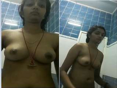 Amateur XXX video of a thick Desi woman playing with herself in the bathroom