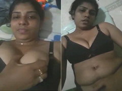 XXX selfie of a naked Desi aunty fingering her wet pussy till she screams