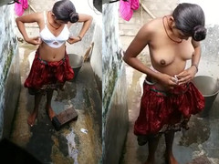 Nude Outdoor Desi Tamil Girl Bathing Captured on Hidden Cam